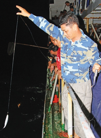 Câu cá đêm trên biển Trường Sa ảnh 3