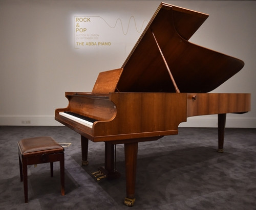Cây đàn piano của nhóm nhạc huyền thoại ABBA được giới thiệu tại nhà bán đấu giá Sotheby ở London, Anh ngày 27/8. AFP/TTXVN