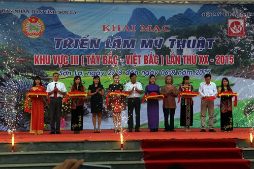 Các đại biểu cắt băng khai mạc triển lãm Các đại biểu cắt băng khai mạc triển lãm