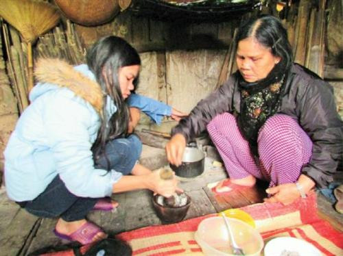 Phụ nữ Tà ôi làm bánh Azựh cho ngày lễ A za Phụ nữ Tà ôi làm bánh Azựh cho ngày lễ A za