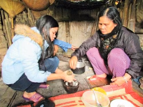 Phụ nữ Tà ôi làm bánh Azựh cho ngày lễ A za Phụ nữ Tà ôi làm bánh Azựh cho ngày lễ A za