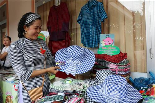 Làng nghề dệt choàng trăm tuổi Long Khánh A đang hồi sinh ảnh 1