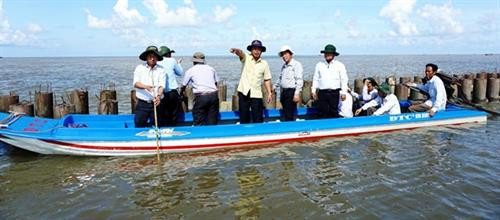 Lãnh đạo tỉnh Cà Mau và các nhà khoa học Bộ NN và PTNT tham quan mô hình kè chống sạt lở ven bờ tây. Ảnh: nguồn nhandan.com.vn Lãnh đạo tỉnh Cà Mau và các nhà khoa học Bộ NN và PTNT tham quan mô hình kè chống sạt lở ven bờ tây. Ảnh: nguồn nhandan.com.vn