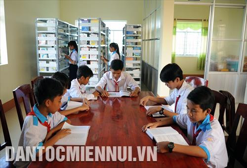Học sinh đọc sách tại thư viện Trường Phổ thông Dân tộc nội trú THCS An Biên