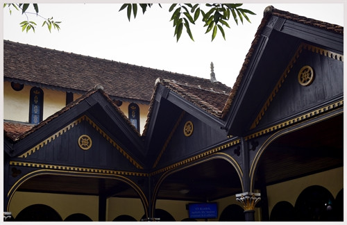 Mái nhà thờ theo kiến trúc theo nhà sàn truyền thống của người Ba Na.