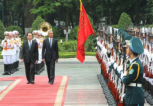 Chủ tịch nước Trần Đại Quang và Tổng thống Hoa Kỳ Barack Obama duyệt Đội danh dự Quân đội nhân dân Việt Nam.