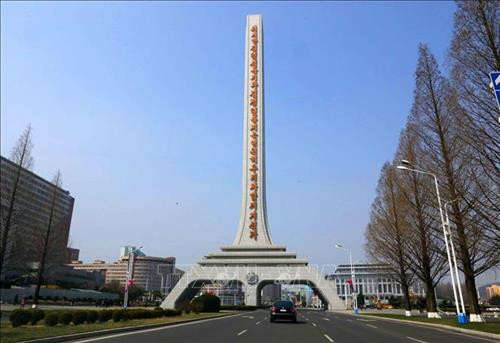 Thủ đô Bình Nhưỡng ngày nay mang một dáng vẻ hiện đại. Ảnh: Phương Hoa – TTXVN Những ngôi nhà cao tầng được sơn nhiều màu sắc mang dáng vẻ hiện đại cho Thủ đô Bình Nhưỡng. Ảnh: Phương Hoa- TTXVN Toàn cảnh thành phố Bình Nhưỡng nhìn từ trên cao. Ảnh: Phương Hoa – TTXVN Tiết mục hòa nhạc của Dàn nhạc Công Huân quốc gia Triều Tiên. Ảnh: Phương Hoa – TTXVN Đúng dịp sinh nhật của Chủ tịch Kim Nhật Thành, Triển lãm hoa được tổ chức tại Thủ đô Bình Nhưỡng. Ảnh: Phương Hoa – TTXVN Một gia đình Triều Tiên tham quan Triển lãm hoa Kim Nhật Thành. Ảnh: Phương Hoa – TTXVN Phụ nữ Triều Tiên mặc trang phục truyền thống vào xem Triển lãm hoa Kim Nhật Thành. Ảnh: Phương Hoa – TTXVN Người dân Triều Tiên xếp hàng vào xem Triển lãm hoa Kim Nhật Thành. Ảnh: Phương Hoa – TTXVN Một ngôi nhà truyền thống bên cạnh những công trình hiện đại. Ảnh: Phương Hoa – TTXVN Người dân và thiếu niên Triều Tiên đến vui chơi ở công viên. Ảnh: Phương Hoa – TTXVN Ngày cuối tuần, người dân Triều Tiên đến vui chơi ở các công viên nổi tiếng. Ảnh: Phương Hoa – TTXVN Một gian hàng dược phẩm ở Bình Nhưỡng. Ảnh: Phương Hoa – TTXVN Học sinh học môn thể thao yêu thích ở trường học. Ảnh: Phương Hoa – TTXVN Lớp học âm nhạc của học sinh Triều Tiên. Ảnh: Phương Hoa – TTXVN Lớp dạy lập trình tại Cung Học sinh Thiếu niên Vạn Cảnh Đài. Ảnh: Phương Hoa – TTXVN Triều Tiên rất chú trọng đến việc phát triển toàn diện con người, học sinh được tham gia các lớp học nghệ thuật. Ảnh: Phương Hoa- TTXVN Học sinh Triều Tiên học viết thư pháp. Ảnh: Phương Hoa – TTXVN Một cặp vợ chồng sắp cưới chụp ảnh trước Bảo tàng Chiến thắng Chiến tranh Giải phóng Tổ quốc. Ảnh: Phương Hoa – TTXVN Người dân xếp hàng trật tự lên phương tiện giao thông công cộng. Ảnh: Phương Hoa- TTXVN Cung Thái Dương Kumsusan-nơi an nghỉ của Chủ tịch Kim Nhật Thành và Kim Jong - Il. Ảnh: Phương Hoa – TTXVN Nhà ga trung tâm ở Thủ đô Bình Nhưỡng. Ảnh: Phương Hoa – TTXVN Tòa nhà Quốc hội ở Thủ đô Bình Nhưỡng. Ảnh: Phương Hoa – TTXVN Ngoài phương tiện giao thông công cộng, người dân Bình Nhưỡng thường xuyên sử dụng xe đạp. Ảnh: Phương Hoa – TTXVN Hoa nở trên đường phố cùng với những ngôi nhà cao tầng mang nhiều màu sắc rực rỡ. Ảnh: Phương Hoa – TTXVN Tượng "Vạn Lý Mã" - bức tượng nổi tiếng ở Bình Nhưỡng. Ảnh: Phương Hoa – TTXVN Những dãy phố với công trình kiến trúc hiện đại được xây dựng ở Bình Nhưỡng. Ảnh: Phương Hoa – TTXVN Nhiều chung cư cao tầng được xây dựng phục vụ chỗ ở cho người dân ở Thủ đô Bình Nhưỡng. Ảnh: Phương Hoa – TTXVN Khải Hoàn Môn - một công trình nổi tiếng ở Bình Nhưỡng. Ảnh: Phương Hoa – TTXVN Tháp Chủ thể cao 170 m là Tượng đài về học thuyết tự lực tự cường ở Triều Tiên. Ảnh: Phương Hoa – TTXVN Một công trình kiến trúc truyền thống của Triều Tiên tại Thủ đô Bình Nhưỡng. Ảnh: Phương Hoa – TTXVN Quảng trường Kim Nhật Thành, nơi tổ chức các sự kiện lớn của Triều Tiên. Ảnh: Phương Hoa – TTXVN Pin năng lượng mặt trời được sử dụng ở nhiều nơi tại Thủ đô Bình Nhưỡng. Ảnh: Phương Hoa – TTXVN Ô tô điện là phương tiện giao thông công cộng phổ biển ở Bình Nhưỡng. Ảnh: Phương Hoa – TTXVN Nhà ga Bình Nhưỡng nhìn từ trên cao. Ảnh: Phương Hoa – TTXVN Tòa nhà Ryugyong cao 330m ở Thủ đô Bình Nhưỡng. Ảnh: Phương Hoa – TTXVN Một công trình lịch sử ở Thủ đô Bình Nhưỡng. Ảnh: Phương Hoa – TTXVN Học sinh mầm non được cô giáo dẫn đi dã ngoại. Ảnh: Phương Hoa – TTXVN Thủ đô Bình Nhưỡng nhìn từ trên cao. Ảnh: Phương Hoa – TTXVN Khu Chang Jong, nơi tập trung nhiều nhà cao tầng. Ảnh: Phương Hoa – TTXVN Thủ đô Bình Nhưỡng ngày nay mang một dáng vẻ hiện đại. Ảnh: Phương Hoa – TTXVN Những ngôi nhà cao tầng được sơn nhiều màu sắc mang dáng vẻ hiện đại cho Thủ đô Bình Nhưỡng. Ảnh: Phương Hoa- TTXVN Toàn cảnh thành phố Bình Nhưỡng nhìn từ trên cao. Ảnh: Phương Hoa – TTXVN Tiết mục hòa nhạc của Dàn nhạc Công Huân quốc gia Triều Tiên. Ảnh: Phương Hoa – TTXVN Đúng dịp sinh nhật của Chủ tịch Kim Nhật Thành, Triển lãm hoa được tổ chức tại Thủ đô Bình Nhưỡng. Ảnh: Phương Hoa – TTXVN Một gia đình Triều Tiên tham quan Triển lãm hoa Kim Nhật Thành. Ảnh: Phương Hoa – TTXVN Phụ nữ Triều Tiên mặc trang phục truyền thống vào xem Triển lãm hoa Kim Nhật Thành. Ảnh: Phương Hoa – TTXVN Người dân Triều Tiên xếp hàng vào xem Triển lãm hoa Kim Nhật Thành. Ảnh: Phương Hoa – TTXVN Một ngôi nhà truyền thống bên cạnh những công trình hiện đại. Ảnh: Phương Hoa – TTXVN Người dân và thiếu niên Triều Tiên đến vui chơi ở công viên. Ảnh: Phương Hoa – TTXVN Ngày cuối tuần, người dân Triều Tiên đến vui chơi ở các công viên nổi tiếng. Ảnh: Phương Hoa – TTXVN Một gian hàng dược phẩm ở Bình Nhưỡng. Ảnh: Phương Hoa – TTXVN Học sinh học môn thể thao yêu thích ở trường học. Ảnh: Phương Hoa – TTXVN Lớp học âm nhạc của học sinh Triều Tiên. Ảnh: Phương Hoa – TTXVN Lớp dạy lập trình tại Cung Học sinh Thiếu niên Vạn Cảnh Đài. Ảnh: Phương Hoa – TTXVN Triều Tiên rất chú trọng đến việc phát triển toàn diện con người, học sinh được tham gia các lớp học nghệ thuật. Ảnh: Phương Hoa- TTXVN Học sinh Triều Tiên học viết thư pháp. Ảnh: Phương Hoa – TTXVN Một cặp vợ chồng sắp cưới chụp ảnh trước Bảo tàng Chiến thắng Chiến tranh Giải phóng Tổ quốc. Ảnh: Phương Hoa – TTXVN Người dân xếp hàng trật tự lên phương tiện giao thông công cộng. Ảnh: Phương Hoa- TTXVN Cung Thái Dương Kumsusan-nơi an nghỉ của Chủ tịch Kim Nhật Thành và Kim Jong - Il. Ảnh: Phương Hoa – TTXVN Nhà ga trung tâm ở Thủ đô Bình Nhưỡng. Ảnh: Phương Hoa – TTXVN Tòa nhà Quốc hội ở Thủ đô Bình Nhưỡng. Ảnh: Phương Hoa – TTXVN Ngoài phương tiện giao thông công cộng, người dân Bình Nhưỡng thường xuyên sử dụng xe đạp. Ảnh: Phương Hoa – TTXVN Hoa nở trên đường phố cùng với những ngôi nhà cao tầng mang nhiều màu sắc rực rỡ. Ảnh: Phương Hoa – TTXVN Tượng "Vạn Lý Mã" - bức tượng nổi tiếng ở Bình Nhưỡng. Ảnh: Phương Hoa – TTXVN Những dãy phố với công trình kiến trúc hiện đại được xây dựng ở Bình Nhưỡng. Ảnh: Phương Hoa – TTXVN Nhiều chung cư cao tầng được xây dựng phục vụ chỗ ở cho người dân ở Thủ đô Bình Nhưỡng. Ảnh: Phương Hoa – TTXVN Khải Hoàn Môn - một công trình nổi tiếng ở Bình Nhưỡng. Ảnh: Phương Hoa – TTXVN Tháp Chủ thể cao 170 m là Tượng đài về học thuyết tự lực tự cường ở Triều Tiên. Ảnh: Phương Hoa – TTXVN Một công trình kiến trúc truyền thống của Triều Tiên tại Thủ đô Bình Nhưỡng. Ảnh: Phương Hoa – TTXVN Quảng trường Kim Nhật Thành, nơi tổ chức các sự kiện lớn của Triều Tiên. Ảnh: Phương Hoa – TTXVN Pin năng lượng mặt trời được sử dụng ở nhiều nơi tại Thủ đô Bình Nhưỡng. Ảnh: Phương Hoa – TTXVN Ô tô điện là phương tiện giao thông công cộng phổ biển ở Bình Nhưỡng. Ảnh: Phương Hoa – TTXVN Nhà ga Bình Nhưỡng nhìn từ trên cao. Ảnh: Phương Hoa – TTXVN Tòa nhà Ryugyong cao 330m ở Thủ đô Bình Nhưỡng. Ảnh: Phương Hoa – TTXVN Một công trình lịch sử ở Thủ đô Bình Nhưỡng. Ảnh: Phương Hoa – TTXVN Học sinh mầm non được cô giáo dẫn đi dã ngoại. Ảnh: Phương Hoa – TTXVN Thủ đô Bình Nhưỡng nhìn từ trên cao. Ảnh: Phương Hoa – TTXVN Khu Chang Jong, nơi tập trung nhiều nhà cao tầng. Ảnh: Phương Hoa – TTXVN