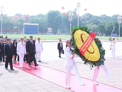 Trong chương trình thăm chính thức Việt Nam, sáng 31/8/2015, tại Hà Nội, Tổng thống Cộng hòa Bolivar Venezuela, Ngài Nicolás Maduro Moros và Phu nhân đến đặt vòng hoa và vào Lăng viếng Chủ tịch Hồ Chí Minh. Ảnh: Thống Nhất-TTXVN