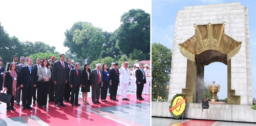 Trong chương trình thăm chính thức Việt Nam, sáng 31/8/2015, tại Hà Nội, Tổng thống Cộng hòa Bolivar Venezuela, Ngài Nicolás Maduro Moros và Phu nhân đến đặt vòng hoa tại Đài tưởng niệm các Anh hùng, liệt sỹ. Ảnh: Thống Nhất-TTXVN