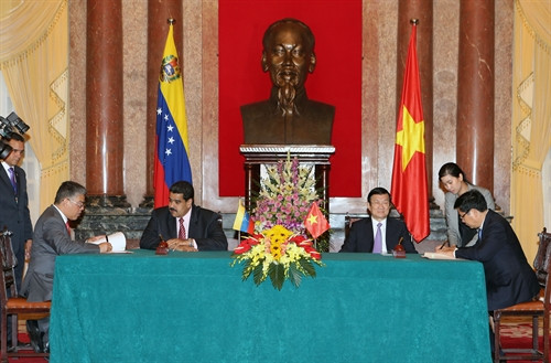 Chủ tịch nước Trương Tấn Sang và Tổng thống Nicolás Maduro Moros chứng kiến Lễ ký Hiệp định giữa Chính phủ hai nước về các dự án hợp tác nông nghiệp giai đoạn 2015-2018. Ảnh: Nguyễn Khang – TTXVN