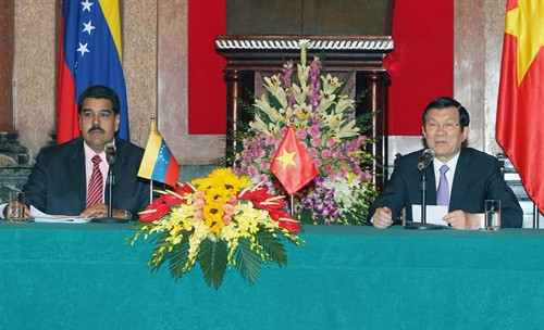 Chủ tịch nước Trương Tấn Sang và Tổng thống Nicolás Maduro Moros gặp gỡ báo chí sau khi kết thúc hội đàm. Ảnh: Nguyễn Khang – TTXVN