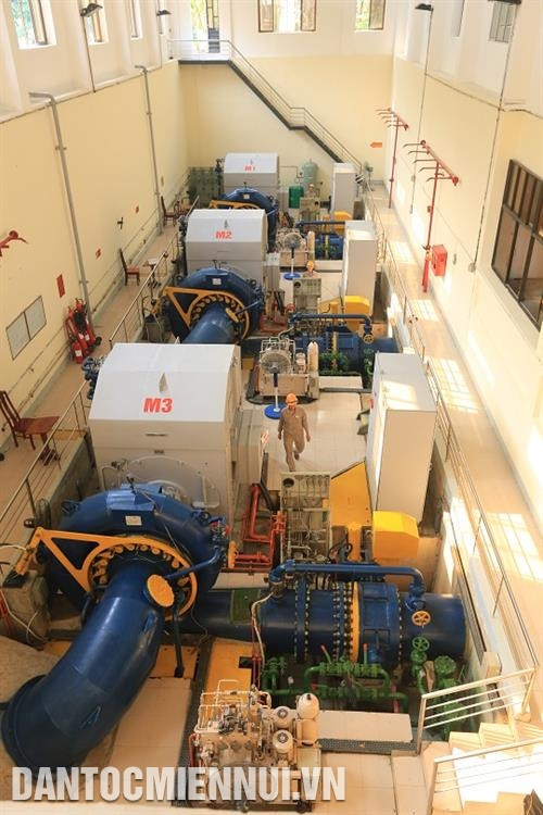 Sản lượng điện của Công ty cổ phần thủy điện Nà Lơi (thành phố Điện Biên Phủ) đã hòa lưới điện quốc gia, góp phần phát triển kinh tế - xã hội khu vực Tây Bắc và cả nước. Ảnh: Hoàng Hà