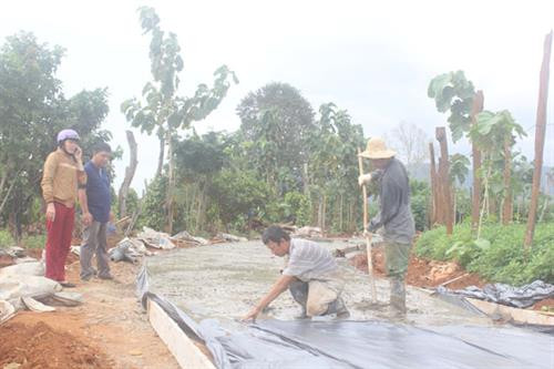 Người dân huyện Ea H'leo đóng góp ngày công làm giao thông nông thôn. Ảnh: baodaklak.vn Người dân huyện Ea H'leo đóng góp ngày công làm giao thông nông thôn. Ảnh: baodaklak.vn