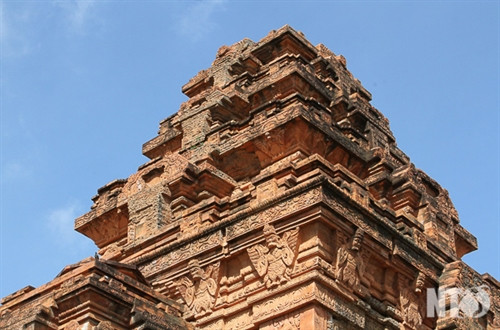 Cụm tháp Hòa Lai gồm tháp Bắc và tháp Nam thuộc địa bàn xã Bắc Phong,Thuận Bắc. Tháp Bắc có kiến trúc khối vuông vững chải với nhiều họa tiết đặc sắc. Tháp Nam mặt tường gạch chạm khắc hoa văn nhưng ở dạng phác thảo. Cấu trúc xây dựng tháp Hòa Lai gồm có ba tầng vững chải. Những mảng điêu khắc hình tượng người và chim Garuda. Họa tiết hoa văn đặc sắc của tháp Hòa Lai. Cửa vào tháp Hòa Lai được mở về hướng Đông. Toàn cảnh cụm tháp Pô Klong Garai thuộc địa bàn phường Đô Vinh. Họa tiết hoa văn và tượng thần trang trí trên các góc tháp. Tháp Pô Klong Garai vào dịp lễ hội Ka tê hàng năm. Du khách tham quan, chụp ảnh lưu niệm tại tháp Pô Klong Garai.