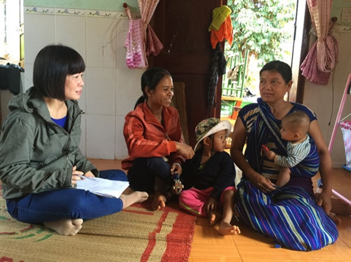 Cán bộ dân số xã Ea M’droh tuyên truyền về chính sách dân số - KHHGĐ cho người dân. Cán bộ dân số xã Ea M’droh tuyên truyền về chính sách dân số - KHHGĐ cho người dân.