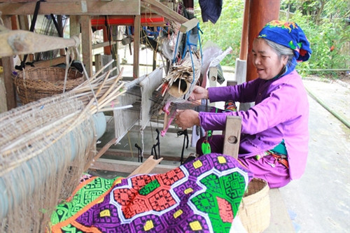 Nghệ nhân Hoàng Thị Nhật "giữ lửa" nghề dệt thổ cẩm dân tộc Tày ảnh 1