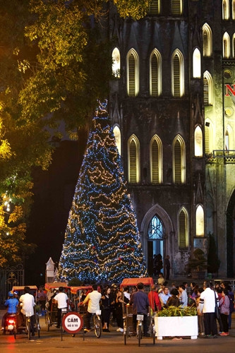 Cây thông Noel tuyệt đẹp tại Nhà thờ Lớn Hà Nội. Cây thông Noel tuyệt đẹp tại Nhà thờ Lớn Hà Nội.