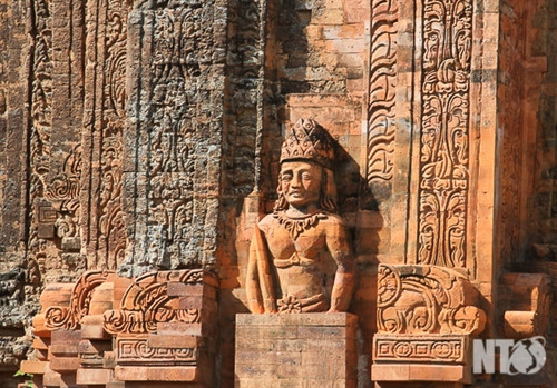 Cụm tháp Hòa Lai gồm tháp Bắc và tháp Nam thuộc địa bàn xã Bắc Phong,Thuận Bắc. Tháp Bắc có kiến trúc khối vuông vững chải với nhiều họa tiết đặc sắc. Tháp Nam mặt tường gạch chạm khắc hoa văn nhưng ở dạng phác thảo. Cấu trúc xây dựng tháp Hòa Lai gồm có ba tầng vững chải. Những mảng điêu khắc hình tượng người và chim Garuda. Họa tiết hoa văn đặc sắc của tháp Hòa Lai. Cửa vào tháp Hòa Lai được mở về hướng Đông. Toàn cảnh cụm tháp Pô Klong Garai thuộc địa bàn phường Đô Vinh. Họa tiết hoa văn và tượng thần trang trí trên các góc tháp. Tháp Pô Klong Garai vào dịp lễ hội Ka tê hàng năm. Du khách tham quan, chụp ảnh lưu niệm tại tháp Pô Klong Garai.