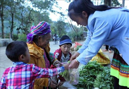 Bà con dân tộc mua rau tại chợ phiên. Ảnh: Quý Trung - TTXVN Bà con dân tộc mua rau tại chợ phiên. Ảnh: Quý Trung - TTXVN