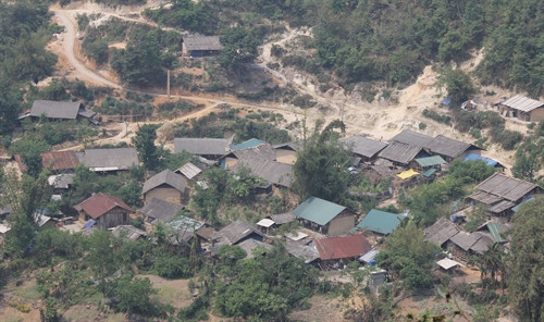 Nhiều hộ dân ở bản Căng Ký, xã Tung Qua Lìn, huyện Phong Thổ, Lai Châu nằm trong nguy cơ sạt lở cao.