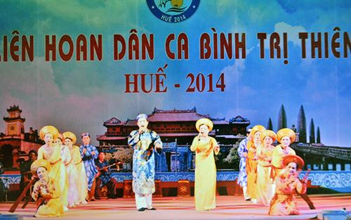 CLB nghệ nhân dân ca hò khoan biểu diễn tại hội thi. Ảnh: baoquangbinh.vn CLB nghệ nhân dân ca hò khoan biểu diễn tại hội thi. Ảnh: baoquangbinh.vn