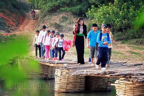 Bên bếp lửa. Ảnh: V.T.C Bếp nội trú của học sinh vùng cao Tả Sìn Thàng (Tủa Chùa). Ảnh: V.T.C Chị em. Ảnh: V.T.C Giờ ra chơi. Ảnh: V.T.C Làm bánh trôi. Ảnh: V.T.C Bên hiên nhà. Ảnh: V.T.C Niềm vui đến trường. Ảnh: V.T.C Qua cầu. Ảnh: V.T.C Trò chơi tuổi thơ. Ảnh: V.T.C