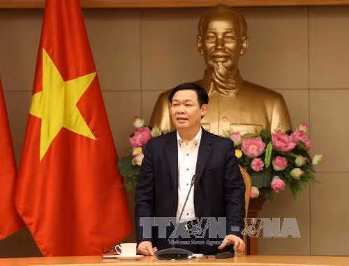 Chiều 14/4, Phó Thủ tướng Vương Đình Huệ, Trưởng Ban Chỉ đạo Trung ương về cải cách chính sách tiền lương, bảo hiểm xã hội và ưu đãi người có công đã chủ trì phiên họp đầu tiên của Ban Chỉ đạo tại Trụ sở Chính phủ. Trong ảnh: Phó Thủ tướng Vương Đình Huệ phát biểu chủ trì cuộc họp. Ảnh: Phương Hoa - TTXVN