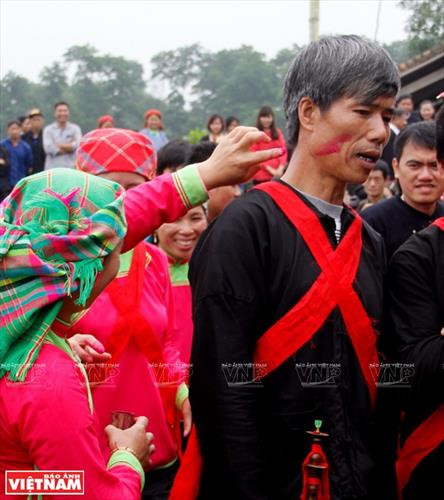 Sợi dây hồng cùng bàn lễ bày ngay trước cửa nhà gái để chuẩn bị đón nhà trai sang rước dâu. Rượu, nước lã và mấy cái chén làm bằng thân tre đặt trên bàn lễ. Nhà trai trên đường đi tới nhà gái đón dâu. Đội pí lè trong đoàn đón dâu của nhà trai. Đoàn rước dâu vừa đi vừa nổi nhạc thể hiện niềm vui mừng. Nhà gái hát đối khi nhà trai tới đón dâu Nhà trai hát đối lại. Gia đình nhà gái bôi phẩm đỏ lên mặt các thành viên trong đoàn nhà trai. Nhà trai trao lễ vật ngày cưới cho nhà gái. Sợi dây hồng cùng bàn lễ bày ngay trước cửa nhà gái để chuẩn bị đón nhà trai sang rước dâu. Rượu, nước lã và mấy cái chén làm bằng thân tre đặt trên bàn lễ. Nhà trai trên đường đi tới nhà gái đón dâu. Đội pí lè trong đoàn đón dâu của nhà trai. Đoàn rước dâu vừa đi vừa nổi nhạc thể hiện niềm vui mừng. Nhà gái hát đối khi nhà trai tới đón dâu Nhà trai hát đối lại. Gia đình nhà gái bôi phẩm đỏ lên mặt các thành viên trong đoàn nhà trai. Nhà trai trao lễ vật ngày cưới cho nhà gái.