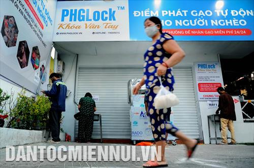 Máy "ATM gạo" hoạt động cả ngày lẫn đêm để phục vụ người lao động nghèo