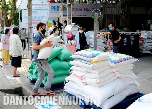Các nhà hảo tâm tiếp tế gạo để máy “ATM gạo” hoạt động liên tục, chia sẻ khó khăn, lan tỏa yêu thương đến hết mùa dịch Covid-19