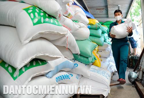 Kho gạo tại xã Vĩnh Lộc B (huyện Bình Chánh) luôn đầy ắp gạo, đảm bảo để máy "ATM gạo" hoạt động liên tục