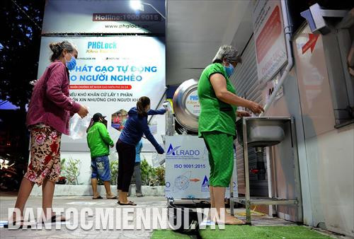 Máy "ATM gạo" hoạt động cả ngày lẫn đêm để phục vụ người lao động nghèo