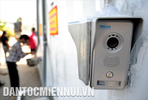 Hệ thống camera giám sát việc lấy gạo, đảm bảo phương châm “Nếu khó khăn cứ lấy một phần, nếu bạn ổn xin nhường cho người khác”