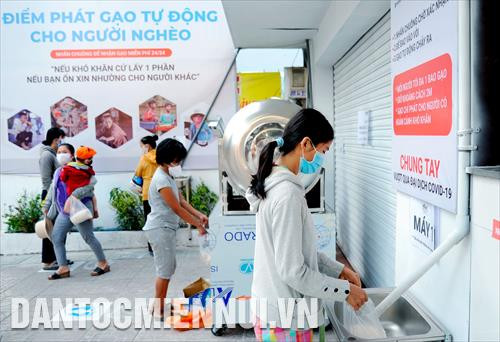 Đông đảo người lao động nghèo đến lấy gạo tại máy “ATM gạo” tại đường Vườn Lài (quận Tân Phú, Thành phố Hồ Chí Minh)