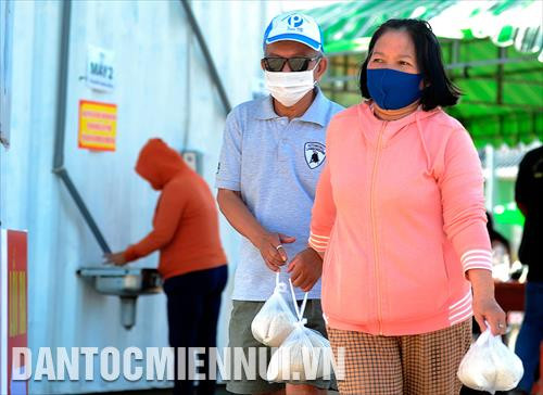 Máy "ATM gạo" miễn phí đã hỗ trợ được phần nào những khó khăn của người lao động nghèo trong mùa dịch Covid-19