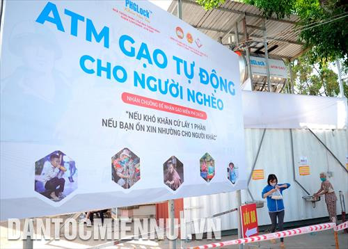 Điểm máy “ATM gạo” mới được lắp đặt, vận hành tại xã Vĩnh Lộc B (huyện Bình Chánh) phục vụ người lao động nghèo, khó khăn trên địa bàn