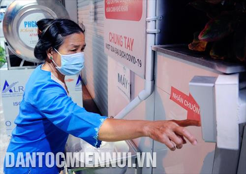 Người dân chỉ cần nhấn nút, những hạt gạo nghĩa tình tuôn ra từ máy "ATM gạo"