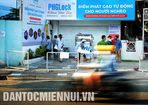 Điểm phát gạo tự động bằng máy "ATM gạo" cho người lao động nghèo tại khu vực đường Vườn Lài (quận Tân Phú, thành phố Hồ Chí Minh)