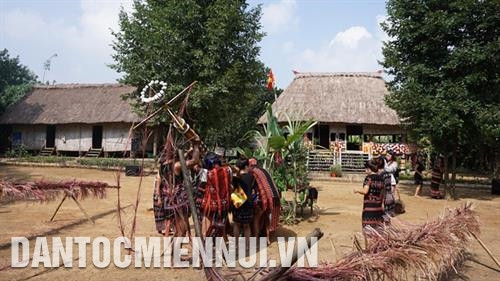 Mọi người cùng chung tay dựng cột lễ. Ảnh: Hoàng Hải