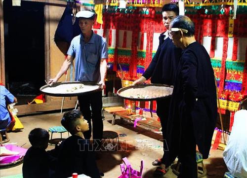 Một nghi thức cúng trong lễ Tủ Cải. Ảnh: Phan Tuấn Anh - TTXVN Một nghi thức cúng trong lễ Tủ Cải. Ảnh: Phan Tuấn Anh - TTXVN