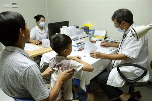 Khoa khám bệnh - Bệnh viện Nhi Trung ương tiếp nhận khám chữa bệnh cho khoảng 2.500 – 3.000 bệnh nhi/ngày nhưng bệnh nhi mắc sốt xuất huyết không tăng so với mùa dịch năm 2016 (ảnh chụp ngày 01/8/2017). Ảnh: Dương Ngọc - TTXVN Khoa khám bệnh - Bệnh viện Nhi Trung ương tiếp nhận khám chữa bệnh cho khoảng 2.500 – 3.000 bệnh nhi/ngày nhưng bệnh nhi mắc sốt xuất huyết không tăng so với mùa dịch năm 2016 (ảnh chụp ngày 01/8/2017). Ảnh: Dương Ngọc - TTXVN