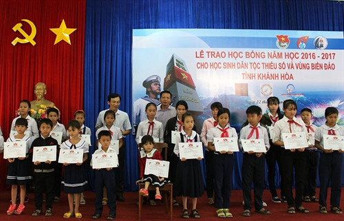 Đại diện quỹ học học bổng câu lạc bộ “ Vì Hoàng Sa, Trường Sa thân yêu” trao học bổng cho các em học sinh. Ảnh: Phan Sáu – TTXVN Đại diện quỹ học học bổng câu lạc bộ “ Vì Hoàng Sa, Trường Sa thân yêu” trao học bổng cho các em học sinh. Ảnh: Phan Sáu – TTXVN