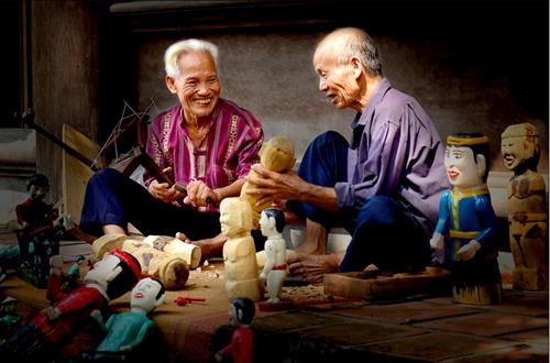 Nghe nhan tao tac roi nuoc. Hau truong bieu dien roi nuoc. Dan nhac phu hoa cac tiet muc mua roi. Man roi nuoc Vinh quy bai to. Cac chau thieu nhi xem cac nghe nhan tao tac roi nuoc. Giao luu voi cac du khach sau cac tiet muc dien. Sau khi dien xong, roi nuoc duoc cat gon theo tung tich tro.