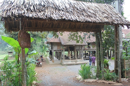 Nhà sàn - nét đặc trưng của xóm Ải.