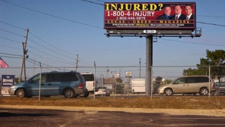 Khẩu phần đồ ăn, thức uống tại các nhà hàng ở Mỹ lớn hơn nhiều so với ở châu Âu. Nhiều người nước ngoài rất ngạc nhiên khi tại Mỹ có rất nhiều cơ sở, địa điểm sử dụng loại hình dịch vụ Drive-Thru (lái xe đi qua, không cần xuống xe mà vẫn mua được hàng). Các du khách thấy khó hiểu khi đi đến đâu cũng thấy những biển quảng cáo về luật sư như thế này. Nhiều quảng cáo thuốc khiến họ khiếp sợ. Một du khách cho hay: “Ngồi trong phòng khách sạn tại Vegas và nghe một loạt các tác dụng phụ của một số loại thuốc, tôi không hiểu sao mọi người có thể uống mấy loại thuốc này. Có loại thuốc, tôi không nhớ cụ thể nhưng chắc chắn “tử vong” không phải... do tác dụng phụ”. Nhiều người đồng tình rằng số lượng sóc tại Mỹ quá nhiều, và lũ sóc còn bạo dạn đến đáng sợ. Dù biết Mỹ là một quốc gia rất rộng lớn, nhưng kích thước nhà cửa, đường xá, bãi đỗ xe vẫn khiến nhiều người choáng ngợp khi so với châu Âu. Một du khách cho hay: “Tôi xem TV và thấy ngạc nhiên khi ở Mỹ có những khu nhà liền kề lớn như vậy. Tôi cứ tưởng những người sống ở đó rất giàu có nhưng hóa ra đây chỉ là loại nhà tiêu chuẩn ở vùng ngoại ô.” Kích thước to lớn của nước Mỹ khiến nhiều du khách choáng váng. “Phải mất một thời gian tôi mới nhận ra là mình không thể lái xe từ thành phố New York đến hẻm núi Grand Canyon chỉ trong một ngày” – một du khách bày tỏ. Người Mỹ dường như thân thiện hơn nhiều so với các nước khác, thậm chí quá thân thiện đến mức gây khó chịu. Một du khách kể lại: “Bố mẹ tôi bị lạc và phải hỏi đường, sau 5 phút, có tới 20 người tươi cười vây quanh họ và cố giúp đỡ. Một số còn đề nghị lái xe đưa bố mẹ tôi về khách sạn". Ở châu Âu, các buồng vệ sinh được ngăn cách rõ ràng và có cửa sát đất. Còn ở Mỹ, khoảng trống của cửa buồng vệ sinh khiến nhiều người không thoải mái và có cảm giác như có ai đó đang theo dõi mình. Khách du lịch không biết nhiều về các loại thuế ở Mỹ, và đó là lý do mỗi khi mua hàng, họ lại phàn nàn vì phải trả nhiều tiền hơn so với giá được ghi trên sản phẩm.