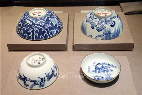 Vật dụng sinh hoạt cung đình. Ảnh: Đỗ Trưởng - TTXVN