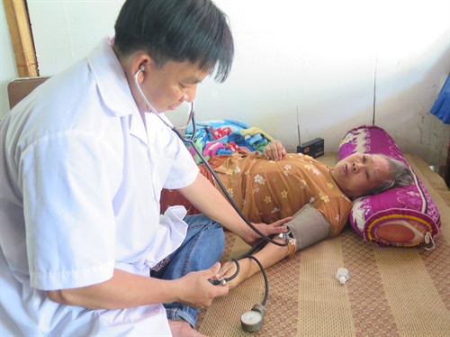 Bác sĩ ở trạm y tế xã đảo Thạnh An thường xuyên tổ chức khám bệnh tại nhà cho người dân. Ảnh: Thạch RoBer