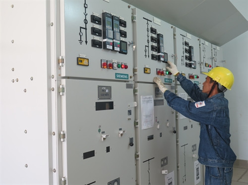 Tháng 4/2015 điện quốc gia kéo đến xã đảo Thạnh An. Ảnh: Thạch RoBer