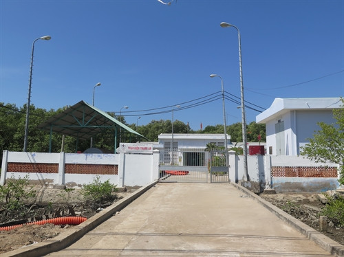 Trạm cấp điện quốc gia tuyến cáp ngầm 22 KV vượt biển phục vụ cho nhu cầu sinh hoạt và sản xuất của người dân 24/24 giờ. Ảnh: Thạch RoBer