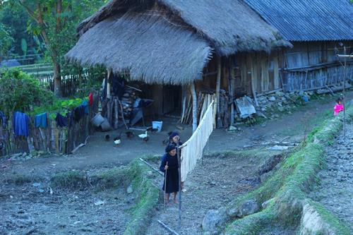 Cụ già ngồi làm sạch bông Các cụ già đang chuốt sạch những sợi thô.Những công đoạn này thường phải làm đông người cùng nhau. Công đoạn làm sạch vải sau khi kéo sợi. Các em nhỏ xem và được dạy thêm cách làm vải. Giàn phơi sợi vải Người phụ nữ dùng sức nặng của cơ thể kéo bánh xe quay vải E m bé La chí với chiếc mũ vải truyền thống Khoảnh khắc vui đùa trong lúc làm bông của các thiếu nữ La Chí Vải sau khi dệt đượ nhúng chàm để tạo màu sau đó phơi trên những chiếc sào tre ngời hiên nhà. Cụ già trong làng đi kiểm tra chất lượng sợi . Cụ già ngồi làm sạch bông Các cụ già đang chuốt sạch những sợi thô.Những công đoạn này thường phải làm đông người cùng nhau. Công đoạn làm sạch vải sau khi kéo sợi. Các em nhỏ xem và được dạy thêm cách làm vải. Giàn phơi sợi vải Người phụ nữ dùng sức nặng của cơ thể kéo bánh xe quay vải E m bé La chí với chiếc mũ vải truyền thống Khoảnh khắc vui đùa trong lúc làm bông của các thiếu nữ La Chí Vải sau khi dệt đượ nhúng chàm để tạo màu sau đó phơi trên những chiếc sào tre ngời hiên nhà. Cụ già trong làng đi kiểm tra chất lượng sợi .